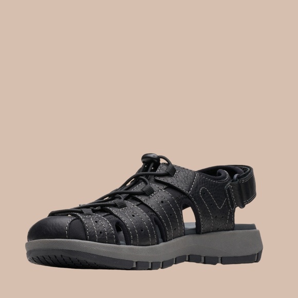 Clarks Men\'s Brixby Cove Fisherman Sandal in Black Leather. 26133891